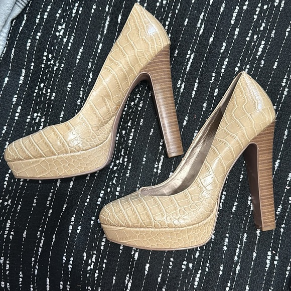 BCBGeneration yellow tan snake skin platform pump round toe - Picture 2 of 9